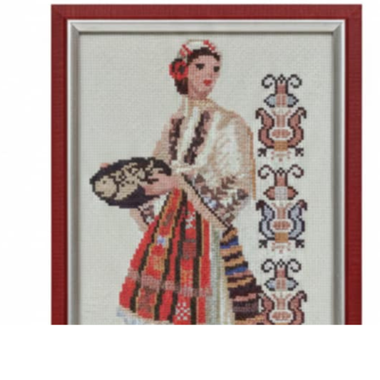 Девойка във Видинска носия с традиционни мотиви