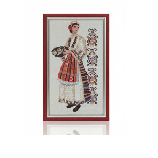 Девойка във Видинска носия с традиционни мотиви